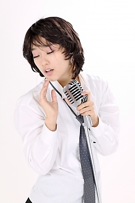 포토 JPG 스튜디오촬영 모델 여자 포즈 노래 모션 짧은머리 실내 한명 사람 이벤트 상반신 20대 성인 공연 한국인 가수 마이크 여자만 여자한명만 성인여자만 청년만 청년여자만 성인한명만 청년여자한명만 성인여자한명만 성인만 국내포토 1 헤어스타일 음악 음향기기 동양인 청년 내부 음악가 파일형식