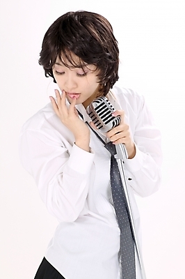 포토 JPG 스튜디오촬영 모델 여자 포즈 노래 모션 짧은머리 실내 한명 사람 이벤트 상반신 20대 성인 공연 한국인 가수 마이크 여자만 여자한명만 성인여자만 청년만 청년여자만 성인한명만 청년여자한명만 성인여자한명만 성인만 국내포토 1 헤어스타일 음악 음향기기 동양인 청년 내부 음악가 파일형식