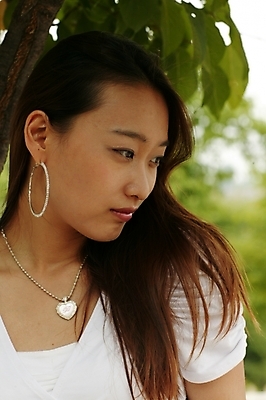 포토 JPG 모델 긴머리 공원 여자 포즈 모션 한명 사람 상반신 20대 성인 야외 한국인 여자만 여자한명만 성인여자만 청년만 청년여자만 성인한명만 청년여자한명만 성인여자한명만 성인만 국내포토 1 헤어스타일 공공시설 동양인 청년 파일형식