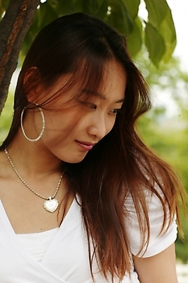 포토 JPG 모델 긴머리 공원 여자 포즈 모션 한명 미소 사람 상반신 20대 성인 야외 한국인 여자만 여자한명만 성인여자만 청년만 청년여자만 성인한명만 청년여자한명만 성인여자한명만 성인만 국내포토 1 헤어스타일 공공시설 표정 동양인 청년 파일형식