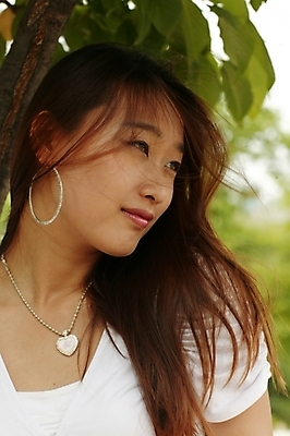 포토 JPG 모델 긴머리 공원 여자 포즈 모션 한명 미소 사람 상반신 20대 성인 야외 한국인 여자만 여자한명만 성인여자만 청년만 청년여자만 성인한명만 청년여자한명만 성인여자한명만 성인만 국내포토 1 헤어스타일 공공시설 표정 동양인 청년 파일형식