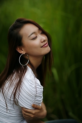 포토 JPG 주간 모델 여자 포즈 모션 휴식 한명 미소 사람 상반신 20대 성인 야외 한국인 숲 여자만 여자한명만 성인여자만 청년만 청년여자만 성인한명만 청년여자한명만 성인여자한명만 성인만 국내포토 자연요소 1 컨셉 표정 동양인 청년 파일형식