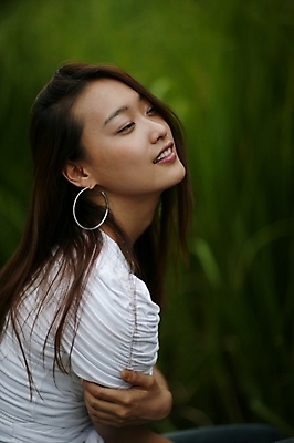 포토 JPG 주간 모델 여자 포즈 모션 휴식 한명 미소 사람 상반신 20대 성인 야외 한국인 숲 여자만 여자한명만 성인여자만 청년만 청년여자만 성인한명만 청년여자한명만 성인여자한명만 성인만 국내포토 자연요소 1 컨셉 표정 동양인 청년 파일형식