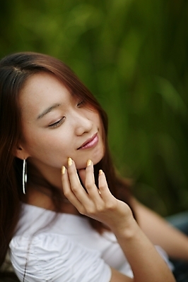 포토 JPG 주간 모델 여자 포즈 모션 휴식 한명 미소 사람 상반신 20대 성인 야외 한국인 숲 여자만 여자한명만 성인여자만 청년만 청년여자만 성인한명만 청년여자한명만 성인여자한명만 성인만 국내포토 자연요소 1 컨셉 표정 동양인 청년 파일형식