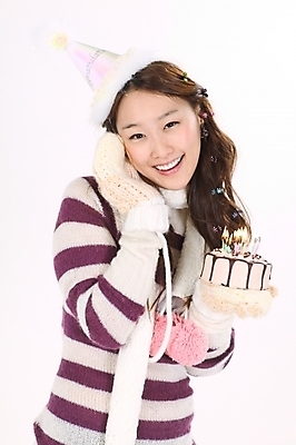 포토 JPG 스튜디오촬영 모델 모자 긴머리 여자 포즈 장갑 겨울 모션 실내 한명 미소 사람 이벤트 상반신 20대 성인 파티 케이크 한국인 축하 생일 스웨터 여자만 여자한명만 성인여자만 청년만 청년여자만 성인한명만 청년여자한명만 성인여자한명만 성인만 손모아장갑 국내포토 1 헤어스타일 잡화 계절 기념일 컨셉 상의 디저트 표정 동양인 청년 내부 파일형식