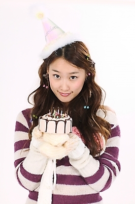 포토 JPG 스튜디오촬영 모델 모자 긴머리 여자 포즈 장갑 겨울 모션 실내 한명 미소 사람 이벤트 상반신 20대 성인 파티 케이크 한국인 축하 생일 스웨터 여자만 여자한명만 성인여자만 청년만 청년여자만 성인한명만 청년여자한명만 성인여자한명만 성인만 손모아장갑 국내포토 1 헤어스타일 잡화 계절 기념일 컨셉 상의 디저트 표정 동양인 청년 내부 파일형식