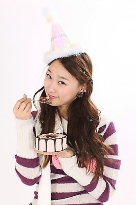 포토 JPG 스튜디오촬영 모델 모자 긴머리 여자 포즈 장갑 겨울 모션 실내 한명 미소 사람 이벤트 상반신 20대 성인 파티 케이크 한국인 축하 생일 스웨터 여자만 여자한명만 성인여자만 청년만 청년여자만 성인한명만 청년여자한명만 성인여자한명만 성인만 손모아장갑 국내포토 1 헤어스타일 잡화 계절 기념일 컨셉 상의 디저트 표정 동양인 청년 내부 파일형식