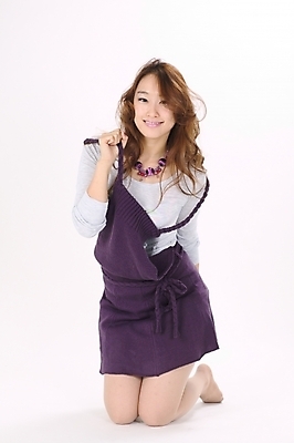 포토 JPG 스튜디오촬영 모델 원피스 여자 포즈 모션 실내 한명 미소 사람 이벤트 상반신 20대 성인 치마 한국인 무릎꿇기 여자만 여자한명만 성인여자만 청년만 청년여자만 성인한명만 청년여자한명만 성인여자한명만 성인만 국내포토 1 옷 하의 표정 동양인 청년 내부 파일형식