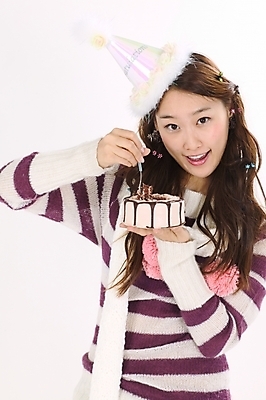 포토 JPG 스튜디오촬영 모델 모자 긴머리 여자 포즈 장갑 겨울 모션 실내 한명 미소 사람 이벤트 상반신 20대 성인 파티 케이크 한국인 축하 생일 스웨터 여자만 여자한명만 성인여자만 청년만 청년여자만 성인한명만 청년여자한명만 성인여자한명만 성인만 손모아장갑 국내포토 1 헤어스타일 잡화 계절 기념일 컨셉 상의 디저트 표정 동양인 청년 내부 파일형식