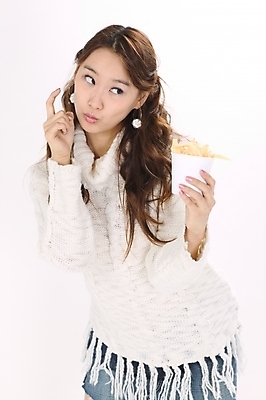 포토 JPG 스튜디오촬영 모델 긴머리 여자 포즈 모션 실내 한명 미소 사람 이벤트 상반신 20대 성인 치마 한국인 감자튀김 스웨터 청치마 여자만 여자한명만 성인여자만 청년만 청년여자만 성인한명만 청년여자한명만 성인여자한명만 성인만 국내포토 1 헤어스타일 상의 하의 감자 표정 동양인 청년 내부 튀김 파일형식