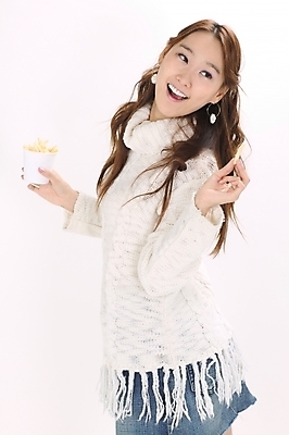 포토 JPG 스튜디오촬영 모델 긴머리 여자 포즈 모션 실내 한명 미소 사람 이벤트 상반신 20대 성인 치마 한국인 감자튀김 스웨터 청치마 여자만 여자한명만 성인여자만 청년만 청년여자만 성인한명만 청년여자한명만 성인여자한명만 성인만 국내포토 1 헤어스타일 상의 하의 감자 표정 동양인 청년 내부 튀김 파일형식