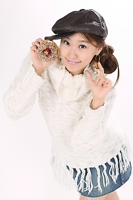 포토 JPG 스튜디오촬영 모델 모자 여자 포즈 모션 실내 한명 미소 사람 이벤트 상반신 20대 성인 치마 한국인 도넛 스웨터 청치마 여자만 여자한명만 성인여자만 청년만 청년여자만 성인한명만 청년여자한명만 성인여자한명만 성인만 국내포토 1 잡화 상의 하의 디저트 표정 동양인 청년 내부 파일형식