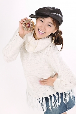 포토 JPG 스튜디오촬영 모델 모자 여자 포즈 모션 실내 한명 미소 사람 이벤트 상반신 20대 성인 치마 한국인 도넛 스웨터 청치마 여자만 여자한명만 성인여자만 청년만 청년여자만 성인한명만 청년여자한명만 성인여자한명만 성인만 국내포토 1 잡화 상의 하의 디저트 표정 동양인 청년 내부 파일형식