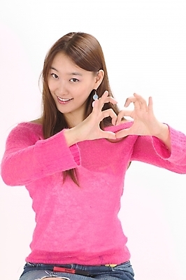 포토 JPG 스튜디오촬영 모델 여자 분홍색 포즈 모션 실내 한명 미소 사람 손짓 이벤트 상반신 20대 성인 한국인 하트 스웨터 여자만 여자한명만 성인여자만 청년만 청년여자만 성인한명만 청년여자한명만 성인여자한명만 성인만 국내포토 모양 1 컬러 상의 표정 동양인 청년 내부 파일형식