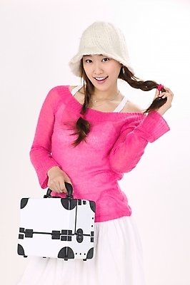 포토 JPG 스튜디오촬영 모델 모자 여자 분홍색 여행 포즈 모션 휴가 실내 한명 미소 사람 이벤트 상반신 20대 성인 여행가방 한국인 스웨터 여자만 여자한명만 성인여자만 청년만 청년여자만 성인한명만 청년여자한명만 성인여자한명만 성인만 국내포토 1 잡화 컬러 상의 가방 표정 동양인 청년 내부 파일형식