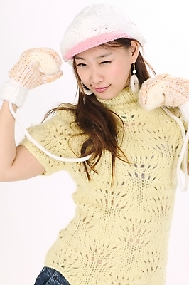 포토 JPG 스튜디오촬영 모델 모자 긴머리 여자 포즈 장갑 겨울 모션 실내 한명 미소 사람 이벤트 상반신 20대 성인 노란색 한국인 스웨터 여자만 여자한명만 성인여자만 청년만 청년여자만 성인한명만 청년여자한명만 성인여자한명만 성인만 손모아장갑 국내포토 1 헤어스타일 잡화 계절 컬러 상의 표정 동양인 청년 내부 파일형식