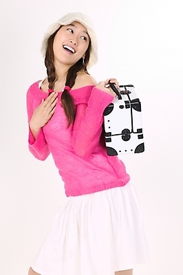 포토 JPG 스튜디오촬영 모델 모자 여자 분홍색 여행 포즈 모션 휴가 실내 한명 미소 사람 이벤트 상반신 20대 성인 여행가방 한국인 스웨터 여자만 여자한명만 성인여자만 청년만 청년여자만 성인한명만 청년여자한명만 성인여자한명만 성인만 국내포토 1 잡화 컬러 상의 가방 표정 동양인 청년 내부 파일형식