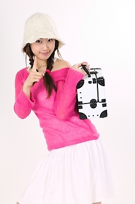 포토 JPG 스튜디오촬영 모델 모자 여자 분홍색 여행 포즈 모션 휴가 실내 한명 미소 사람 이벤트 상반신 20대 성인 여행가방 한국인 스웨터 여자만 여자한명만 성인여자만 청년만 청년여자만 성인한명만 청년여자한명만 성인여자한명만 성인만 국내포토 1 잡화 컬러 상의 가방 표정 동양인 청년 내부 파일형식