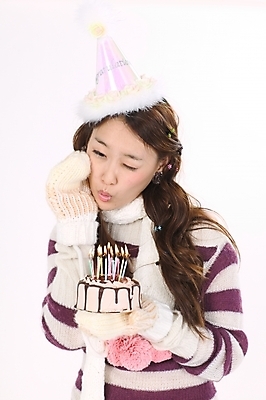 포토 JPG 스튜디오촬영 모델 모자 긴머리 여자 포즈 장갑 겨울 모션 실내 한명 미소 사람 이벤트 상반신 20대 성인 파티 케이크 한국인 축하 생일 스웨터 여자만 여자한명만 성인여자만 청년만 청년여자만 성인한명만 청년여자한명만 성인여자한명만 성인만 손모아장갑 국내포토 1 헤어스타일 잡화 계절 기념일 컨셉 상의 디저트 표정 동양인 청년 내부 파일형식