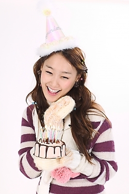 포토 JPG 스튜디오촬영 모델 모자 긴머리 여자 포즈 장갑 겨울 모션 실내 한명 미소 사람 이벤트 상반신 20대 성인 파티 케이크 한국인 축하 생일 스웨터 여자만 여자한명만 성인여자만 청년만 청년여자만 성인한명만 청년여자한명만 성인여자한명만 성인만 손모아장갑 국내포토 1 헤어스타일 잡화 계절 기념일 컨셉 상의 디저트 표정 동양인 청년 내부 파일형식