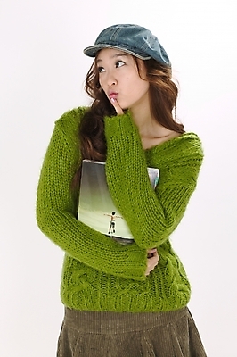 포토 JPG 스튜디오촬영 모델 모자 여자 대학생 포즈 모션 실내 한명 사람 이벤트 상반신 20대 성인 책 연두색 치마 캠퍼스라이프 한국인 스웨터 여자만 여자한명만 성인여자만 청년만 청년여자만 성인한명만 청년여자한명만 성인여자한명만 성인만 국내포토 1 학생 라이프스타일 잡화 상의 하의 동양인 청년 내부 초록색 파일형식