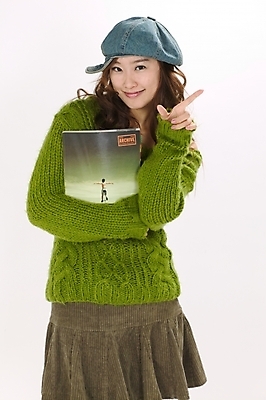 포토 JPG 스튜디오촬영 모델 모자 여자 대학생 포즈 모션 실내 한명 미소 사람 이벤트 상반신 20대 성인 책 연두색 치마 캠퍼스라이프 한국인 스웨터 여자만 여자한명만 성인여자만 청년만 청년여자만 성인한명만 청년여자한명만 성인여자한명만 성인만 국내포토 1 학생 라이프스타일 잡화 상의 하의 표정 동양인 청년 내부 초록색 파일형식