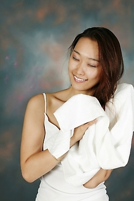 포토 JPG 스튜디오촬영 모델 여자 포즈 모션 실내 한명 미소 사람 상반신 20대 성인 수건 뷰티 깨끗함 목욕 젖음 한국인 머리감기 여자만 여자한명만 성인여자만 청년만 청년여자만 성인한명만 청년여자한명만 성인여자한명만 성인만 국내포토 1 컨셉 표정 동양인 청년 내부 위생용품 청결 파일형식