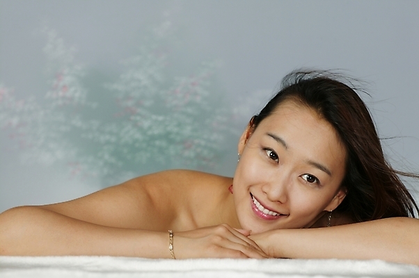 포토 JPG 스튜디오촬영 모델 긴머리 여자 엎드리기 포즈 모션 생머리 날리기 실내 한명 미소 사람 상반신 20대 성인 청춘 머리카락 기댐 매력적 한국인 어깨 여자만 여자한명만 성인여자만 청년만 청년여자만 성인한명만 청년여자한명만 성인여자한명만 성인만 국내포토 1 헤어스타일 컨셉 표정 동양인 청년 내부 신체부위 머리 파일형식