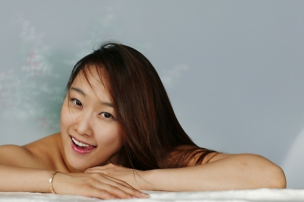 포토 JPG 스튜디오촬영 모델 긴머리 여자 엎드리기 포즈 모션 생머리 입모양 실내 입벌림 한명 미소 웃음 사람 상반신 20대 성인 청춘 기댐 매력적 한국인 어깨 갸우뚱 여자만 여자한명만 성인여자만 청년만 청년여자만 성인한명만 청년여자한명만 성인여자한명만 성인만 국내포토 모양 1 헤어스타일 컨셉 표정 동양인 청년 내부 신체부위 입 파일형식