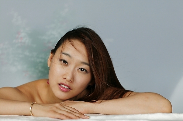 포토 JPG 스튜디오촬영 모델 긴머리 여자 포즈 모션 생머리 입모양 실내 한명 사람 상반신 20대 성인 청춘 기댐 매력적 한국인 어깨 갸우뚱 여자만 여자한명만 성인여자만 청년만 청년여자만 성인한명만 청년여자한명만 성인여자한명만 성인만 국내포토 모양 1 헤어스타일 컨셉 동양인 청년 내부 신체부위 입 파일형식