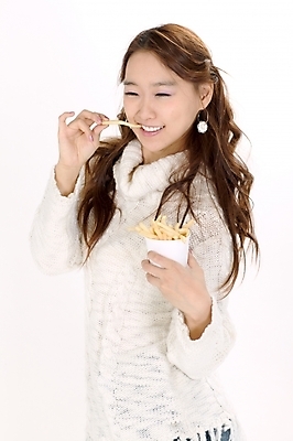 포토 JPG 스튜디오촬영 전신 모델 긴머리 옷 원피스 여자 포즈 목걸이 입모양 디저트 실내 한명 미소 사람 손짓 이벤트 상반신 20대 성인 옆모습 손들기 귀걸이 한국인 묶은머리 여자만 여자한명만 성인여자만 청년만 청년여자만 성인한명만 청년여자한명만 성인여자한명만 성인만 국내포토 모양 1 헤어스타일 음식 뷰포인트 장신구 모션 표정 동양인 청년 내부 입 파일형식