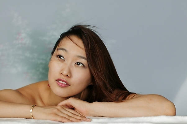 포토 JPG 스튜디오촬영 모델 긴머리 여자 엎드리기 포즈 모션 생머리 날리기 실내 한명 사람 상반신 20대 성인 청춘 머리카락 기댐 매력적 한국인 올려보기 어깨 여자만 여자한명만 성인여자만 청년만 청년여자만 성인한명만 청년여자한명만 성인여자한명만 성인만 국내포토 1 헤어스타일 컨셉 동양인 청년 내부 신체부위 머리 파일형식