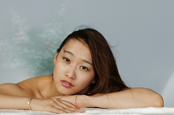 포토 JPG 스튜디오촬영 모델 긴머리 여자 엎드리기 포즈 모션 생머리 날리기 실내 무표정 한명 사람 상반신 20대 성인 청춘 머리카락 기댐 매력적 한국인 어깨 갸우뚱 여자만 여자한명만 성인여자만 청년만 청년여자만 성인한명만 청년여자한명만 성인여자한명만 성인만 국내포토 1 헤어스타일 감정 컨셉 표정 동양인 청년 내부 신체부위 머리 파일형식