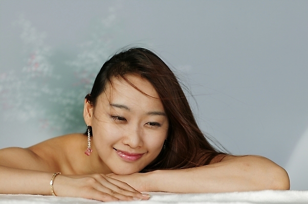 포토 JPG 스튜디오촬영 모델 긴머리 여자 엎드리기 포즈 모션 생머리 날리기 실내 한명 미소 사람 근접촬영 상반신 20대 성인 청춘 머리카락 기댐 매력적 한국인 어깨 여자만 여자한명만 성인여자만 청년만 청년여자만 성인한명만 청년여자한명만 성인여자한명만 성인만 국내포토 1 헤어스타일 뷰포인트 컨셉 표정 동양인 청년 내부 신체부위 머리 파일형식