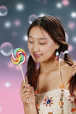 포토 JPG 스튜디오촬영 모델 여자 포즈 모션 실내 막대사탕 사탕 한명 미소 사람 상반신 20대 성인 귀여움 한국인 비눗방울 여자만 여자한명만 성인여자만 청년만 청년여자만 성인한명만 청년여자한명만 성인여자한명만 성인만 국내포토 1 컨셉 디저트 표정 동양인 청년 내부 파일형식