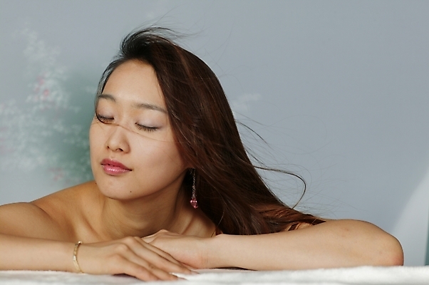 포토 JPG 스튜디오촬영 모델 긴머리 여자 포즈 모션 생머리 날리기 실내 무표정 한명 사람 상반신 20대 성인 옆모습 청춘 머리카락 눈감음 기댐 매력적 한국인 어깨 여자만 여자한명만 성인여자만 청년만 청년여자만 성인한명만 청년여자한명만 성인여자한명만 성인만 국내포토 1 헤어스타일 감정 뷰포인트 컨셉 표정 동양인 청년 내부 신체부위 머리 파일형식