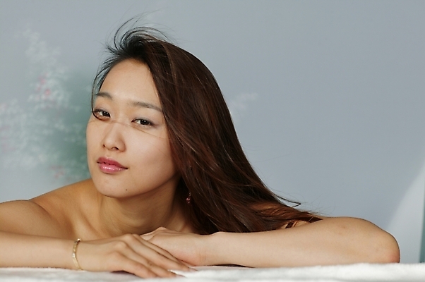 포토 JPG 스튜디오촬영 모델 긴머리 여자 포즈 모션 생머리 날리기 실내 무표정 한명 미소 사람 근접촬영 상반신 20대 성인 옆모습 청춘 머리카락 기댐 매력적 한국인 어깨 여자만 여자한명만 성인여자만 청년만 청년여자만 성인한명만 청년여자한명만 성인여자한명만 성인만 국내포토 1 헤어스타일 감정 뷰포인트 컨셉 표정 동양인 청년 내부 신체부위 머리 파일형식