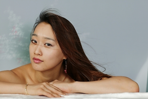 포토 JPG 스튜디오촬영 모델 긴머리 여자 포즈 모션 생머리 날리기 실내 무표정 한명 사람 상반신 20대 성인 옆모습 청춘 머리카락 기댐 매력적 한국인 어깨 여자만 여자한명만 성인여자만 청년만 청년여자만 성인한명만 청년여자한명만 성인여자한명만 성인만 국내포토 1 헤어스타일 감정 뷰포인트 컨셉 표정 동양인 청년 내부 신체부위 머리 파일형식