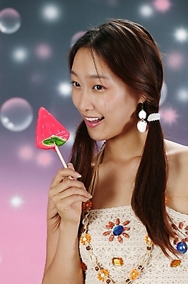 포토 JPG 스튜디오촬영 모델 여자 포즈 모션 실내 막대사탕 사탕 한명 미소 사람 상반신 20대 성인 귀여움 한국인 비눗방울 여자만 여자한명만 성인여자만 청년만 청년여자만 성인한명만 청년여자한명만 성인여자한명만 성인만 국내포토 1 컨셉 디저트 표정 동양인 청년 내부 파일형식