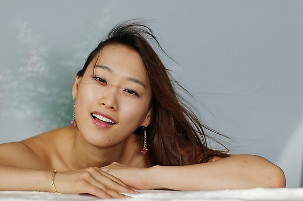 포토 JPG 스튜디오촬영 모델 긴머리 여자 포즈 모션 생머리 날리기 실내 한명 미소 웃음 사람 상반신 20대 성인 청춘 머리카락 기댐 매력적 한국인 어깨 갸우뚱 여자만 여자한명만 성인여자만 청년만 청년여자만 성인한명만 청년여자한명만 성인여자한명만 성인만 국내포토 1 헤어스타일 컨셉 표정 동양인 청년 내부 신체부위 머리 파일형식