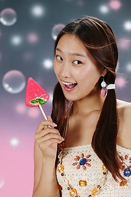 포토 JPG 스튜디오촬영 모델 여자 포즈 모션 실내 막대사탕 사탕 한명 미소 사람 상반신 20대 성인 귀여움 한국인 비눗방울 여자만 여자한명만 성인여자만 청년만 청년여자만 성인한명만 청년여자한명만 성인여자한명만 성인만 국내포토 1 컨셉 디저트 표정 동양인 청년 내부 파일형식