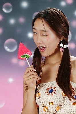 포토 JPG 스튜디오촬영 모델 여자 포즈 모션 실내 막대사탕 사탕 윙크 한명 미소 사람 상반신 20대 성인 귀여움 한국인 비눗방울 여자만 여자한명만 성인여자만 청년만 청년여자만 성인한명만 청년여자한명만 성인여자한명만 성인만 국내포토 1 컨셉 디저트 표정 동양인 청년 내부 파일형식