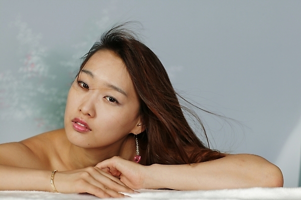 포토 JPG 스튜디오촬영 모델 긴머리 여자 포즈 모션 생머리 날리기 실내 한명 사람 상반신 20대 성인 청춘 머리카락 기댐 매력적 한국인 어깨 여자만 여자한명만 성인여자만 청년만 청년여자만 성인한명만 청년여자한명만 성인여자한명만 성인만 국내포토 1 헤어스타일 컨셉 동양인 청년 내부 신체부위 머리 파일형식