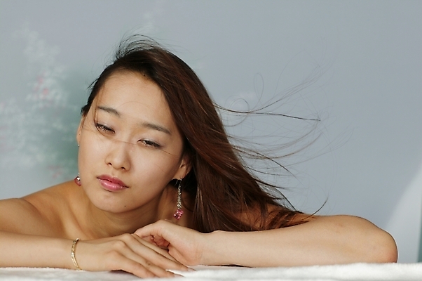 포토 JPG 스튜디오촬영 모델 긴머리 여자 포즈 모션 생머리 날리기 실내 한명 사람 상반신 20대 성인 청춘 머리카락 기댐 매력적 한국인 어깨 여자만 여자한명만 성인여자만 청년만 청년여자만 성인한명만 청년여자한명만 성인여자한명만 성인만 국내포토 1 헤어스타일 컨셉 동양인 청년 내부 신체부위 머리 파일형식