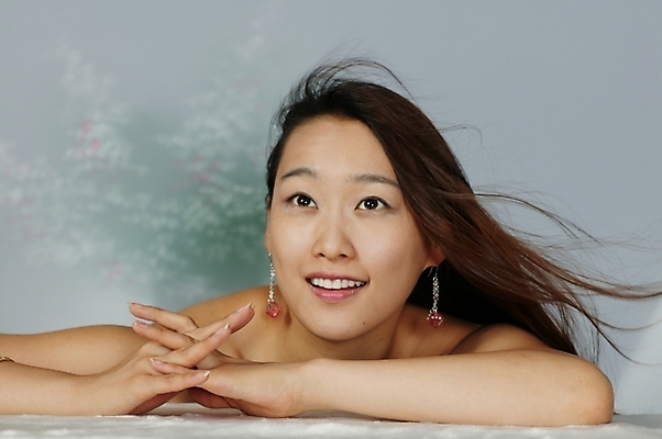 포토 JPG 스튜디오촬영 모델 긴머리 여자 포즈 모션 생머리 날리기 실내 한명 미소 웃음 사람 손짓 상반신 20대 성인 청춘 머리카락 기댐 매력적 한국인 올려보기 깍지 어깨 여자만 여자한명만 성인여자만 청년만 청년여자만 성인한명만 청년여자한명만 성인여자한명만 성인만 국내포토 1 헤어스타일 컨셉 표정 동양인 청년 내부 신체부위 머리 파일형식