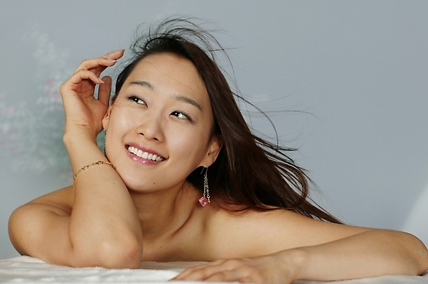 포토 JPG 스튜디오촬영 모델 긴머리 여자 포즈 모션 생머리 입모양 날리기 실내 한명 미소 웃음 사람 손짓 상반신 20대 성인 청춘 머리카락 기댐 매력적 한국인 올려보기 여자만 여자한명만 성인여자만 청년만 청년여자만 성인한명만 청년여자한명만 성인여자한명만 성인만 국내포토 모양 1 헤어스타일 컨셉 표정 동양인 청년 내부 머리 입 파일형식