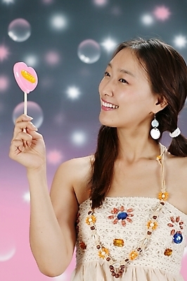 포토 JPG 스튜디오촬영 모델 긴머리 원피스 여자 포즈 백그라운드 모션 양갈래머리 실내 막대사탕 사탕 한명 미소 들기 사람 손짓 근접촬영 상반신 20대 성인 청춘 귀여움 매력적 한국인 비눗방울 즐거움 상큼 여자만 여자한명만 성인여자만 청년만 청년여자만 성인한명만 청년여자한명만 성인여자한명만 성인만 국내포토 1 헤어스타일 옷 감정 뷰포인트 컨셉 디저트 표정 동양인 청년 내부 파일형식