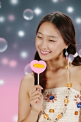 포토 JPG 스튜디오촬영 모델 긴머리 원피스 여자 포즈 백그라운드 모션 양갈래머리 실내 막대사탕 사탕 한명 미소 웃음 들기 사람 손짓 상반신 20대 성인 옆모습 청춘 귀여움 매력적 한국인 비눗방울 즐거움 상큼 눈웃음 여자만 여자한명만 성인여자만 청년만 청년여자만 성인한명만 청년여자한명만 성인여자한명만 성인만 국내포토 1 헤어스타일 옷 감정 뷰포인트 컨셉 디저트 표정 동양인 청년 내부 파일형식