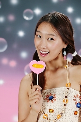 포토 JPG 스튜디오촬영 모델 긴머리 원피스 여자 포즈 백그라운드 모션 양갈래머리 입모양 실내 막대사탕 사탕 입벌림 한명 미소 웃음 들기 사람 손짓 상반신 20대 성인 청춘 귀여움 매력적 한국인 올려보기 비눗방울 즐거움 상큼 여자만 여자한명만 성인여자만 청년만 청년여자만 성인한명만 청년여자한명만 성인여자한명만 성인만 국내포토 모양 1 헤어스타일 옷 감정 컨셉 디저트 표정 동양인 청년 내부 입 파일형식