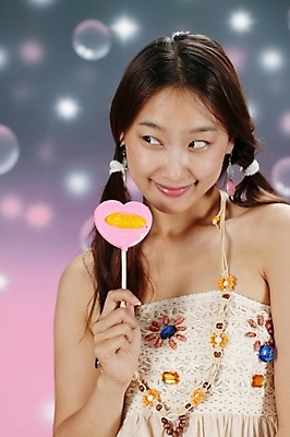 포토 JPG 스튜디오촬영 모델 긴머리 원피스 여자 포즈 백그라운드 모션 양갈래머리 실내 막대사탕 사탕 한명 미소 들기 사람 손짓 상반신 20대 성인 청춘 귀여움 매력적 한국인 비눗방울 즐거움 상큼 여자만 여자한명만 성인여자만 청년만 청년여자만 성인한명만 청년여자한명만 성인여자한명만 성인만 국내포토 1 헤어스타일 옷 감정 컨셉 디저트 표정 동양인 청년 내부 파일형식